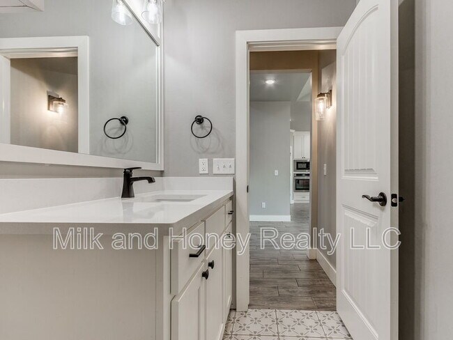 Building Photo - 3212 Hayven Cir