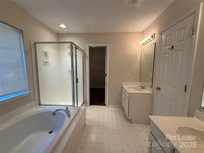 Building Photo - 111 Foxtail Dr