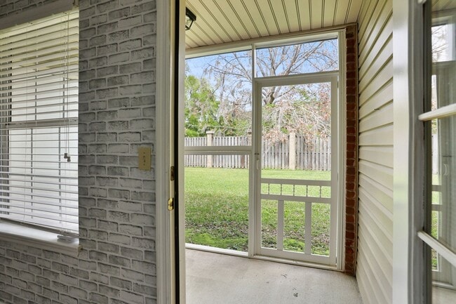 Building Photo - 2 Bedroom 2 Bathroom Gated Community