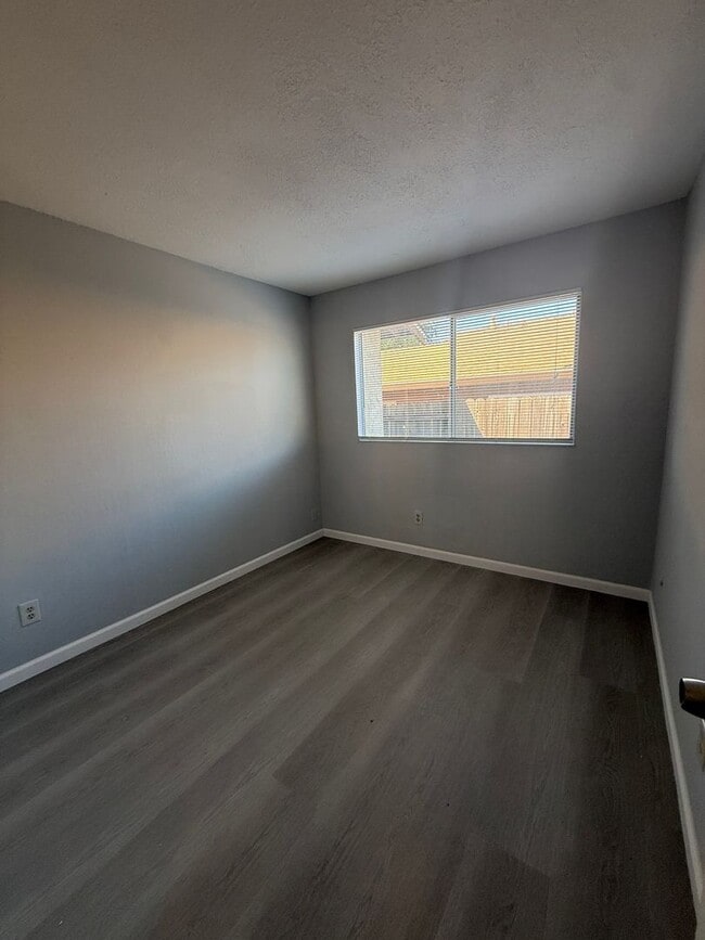 Building Photo - 2 bedroom / 1 bath