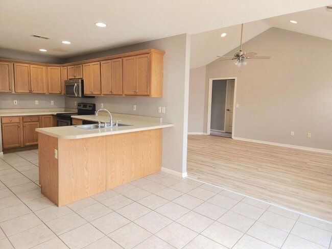 Building Photo - 313 Bay Pointe Ln