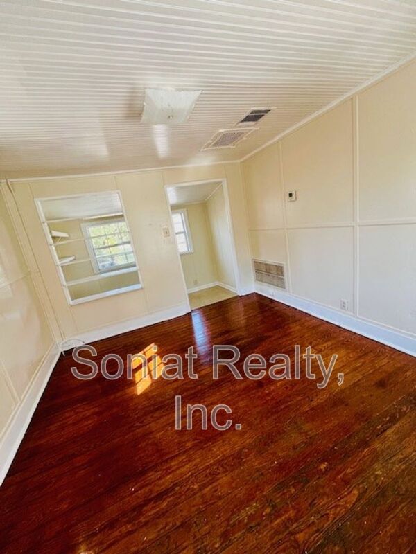 Building Photo - 815 Dante St