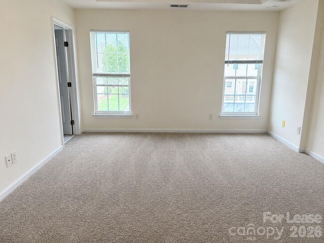 Building Photo - 913 Tiger Ln