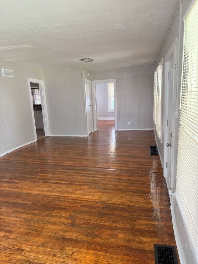 Building Photo - 3 bedroom, 1 bath remodeled home