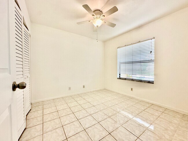 Building Photo - 6796 Palmetto Cir S