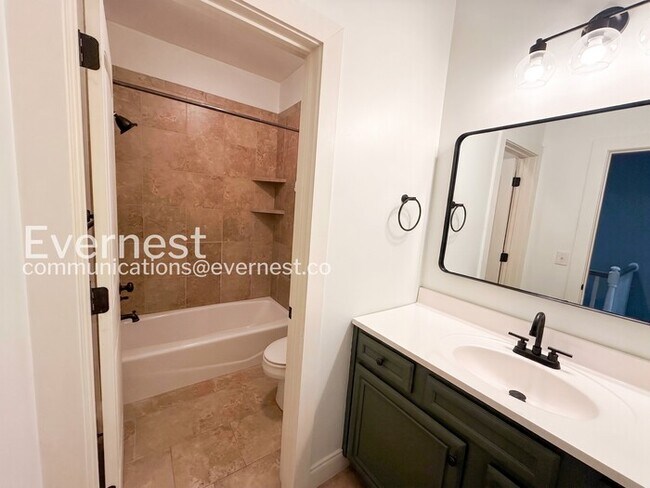 Building Photo - Comfort Meets Modern Convenience with Fireplace / 3 Beds & 2.5 Bath / Available Now