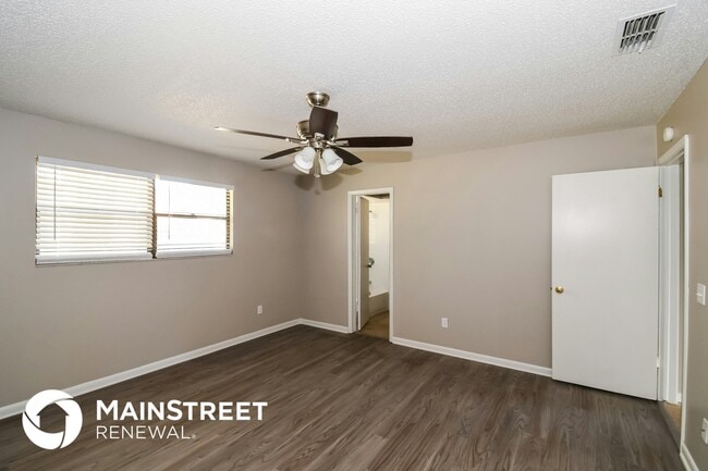 Building Photo - 4385 Queensway Dr