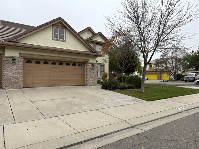 Building Photo - Lovely 5/3 with a desirable downstairs bedroom.