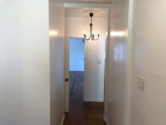 Building Photo - ******* BEAUTIFUL FRENCH NORMANDY STYLE 2BR APARTMENT *******