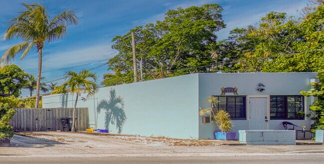 Building Photo - 622 10th Ave N
