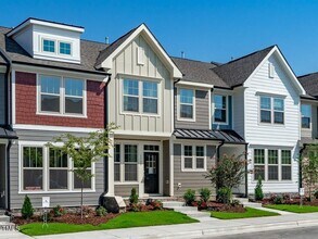 Building Photo - Gorgeous new townhome in the heart of Clay...