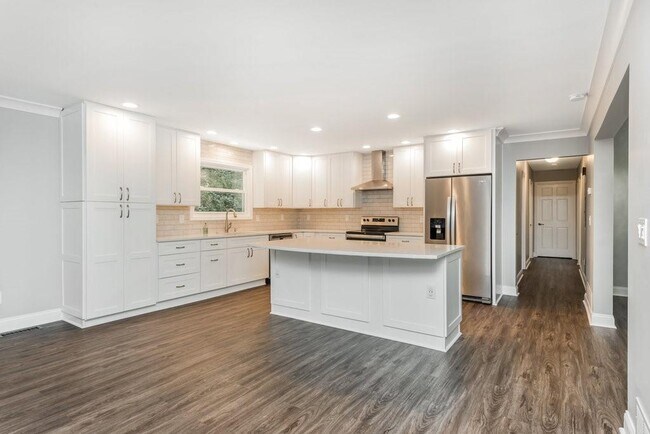 Building Photo - 2681 Ravenoaks Pl