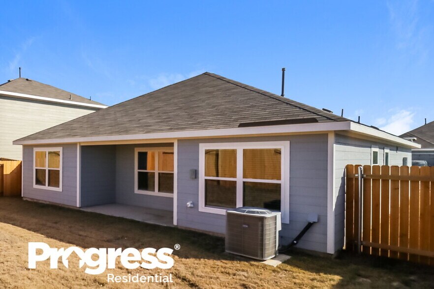 Building Photo - 1313 Woodwinds Dr