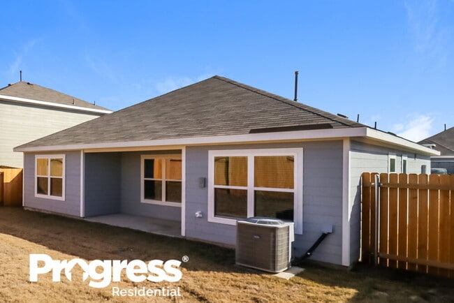 Building Photo - 1313 Woodwinds Dr