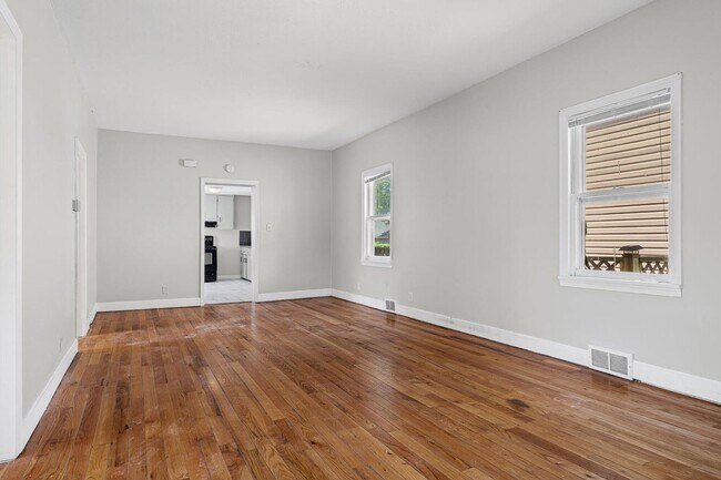 Building Photo - 3 bed/1 bath Northside Home