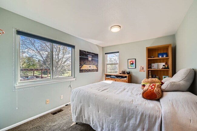 Building Photo - Furnished Downtown Louisville 5BDR Gem