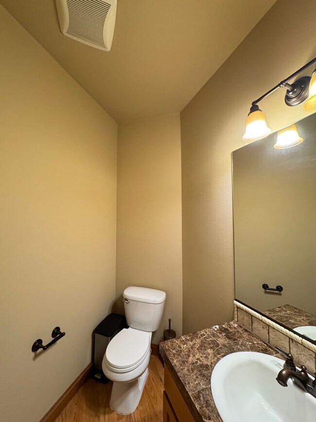 Building Photo - Spacious 4-Bedroom Home for Rent in Woodinville