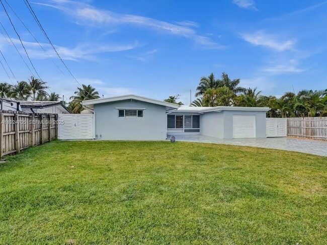 Building Photo - 2525 Gulfstream Ln