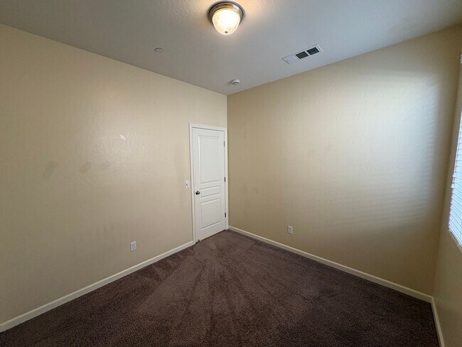 Building Photo - SE Visalia home Available Now!