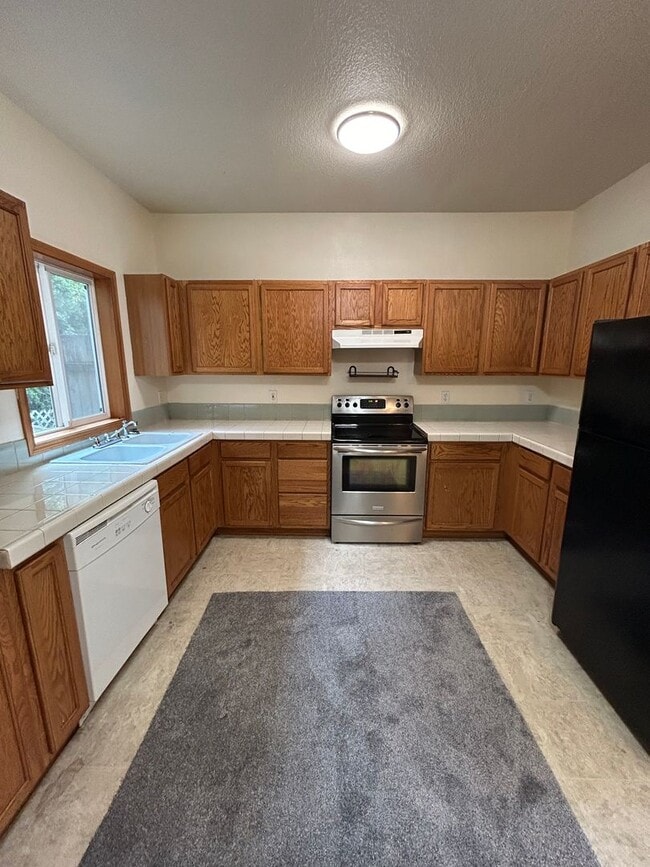 Building Photo - Fabulous 2 bed, 2 bath townhome with garage available for lease!