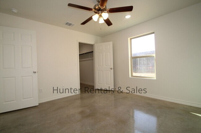 Building Photo - Exceptional 3 Bedroom Heights Duplex
