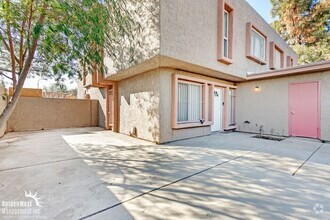 Building Photo - Charming 1Bdm 1.5Ba Townhome with Private ...