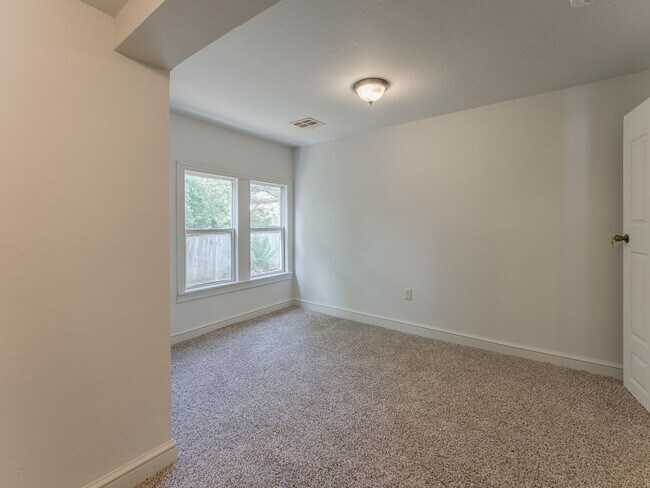 Building Photo - Home for rent in heart of OKC