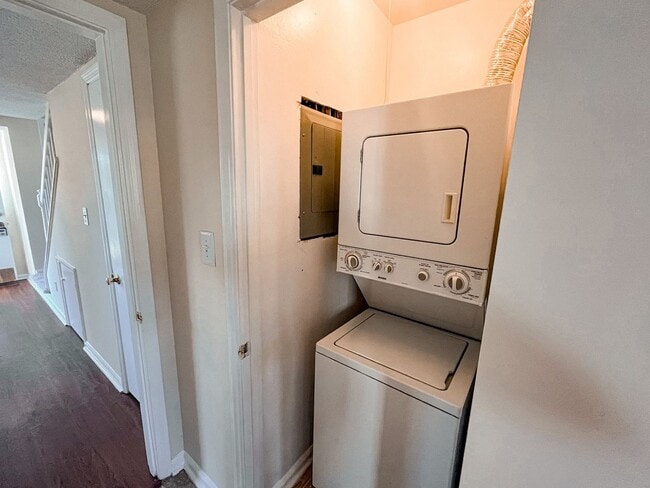 Building Photo - Adorable 2 bedroom, 2 1/2 bathroom townhom...