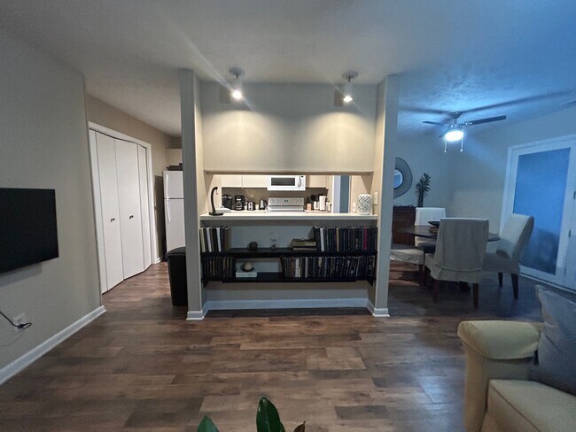 Building Photo - 698 Bartons Landing Pl