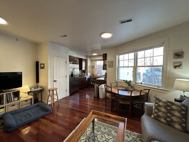 Building Photo - 43 Pitman St