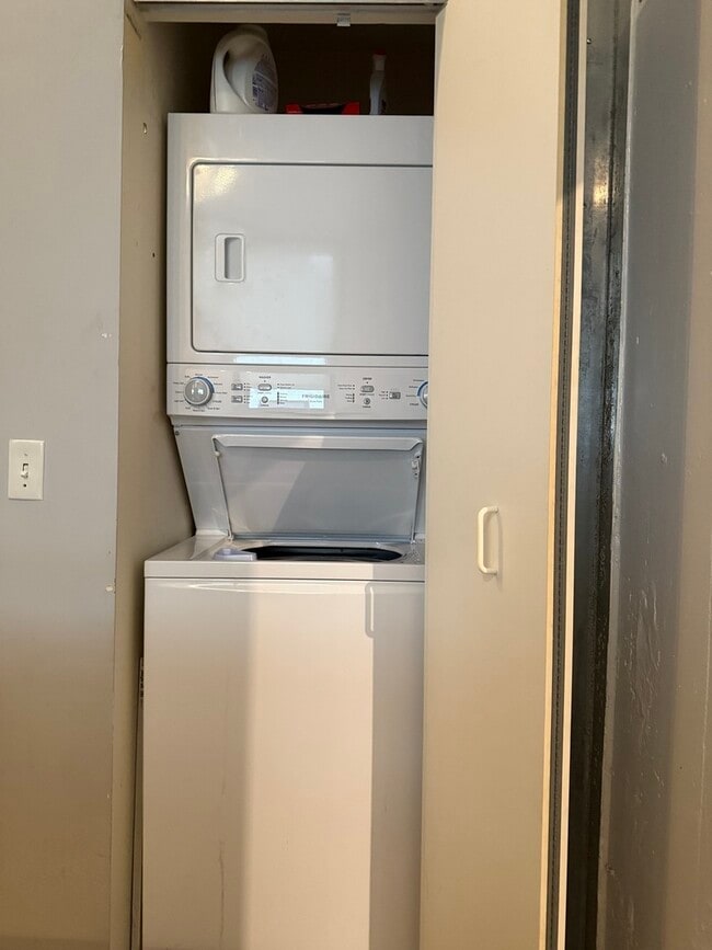 Building Photo - 20 N State St