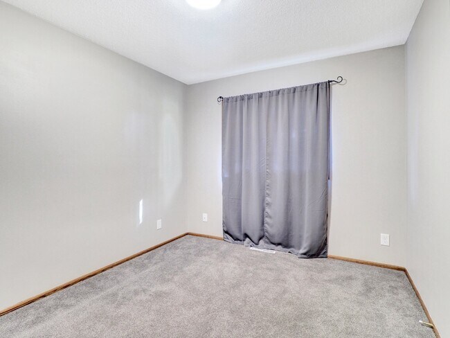 Building Photo - 3 bed Rambler on huge lot
