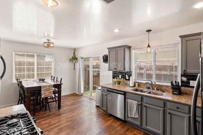 Building Photo - 832 Georgia St