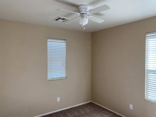 Building Photo - Beautiful 3 bedroom available