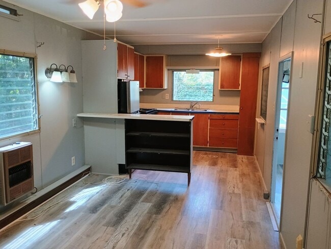 Building Photo - 2 bedroom 1 bathroom with HUGE bonus room