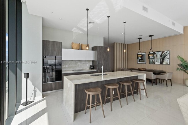 Building Photo - 480 NE 31st St