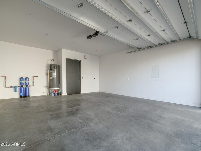 Building Photo - 1740 E Ocotillo Rd