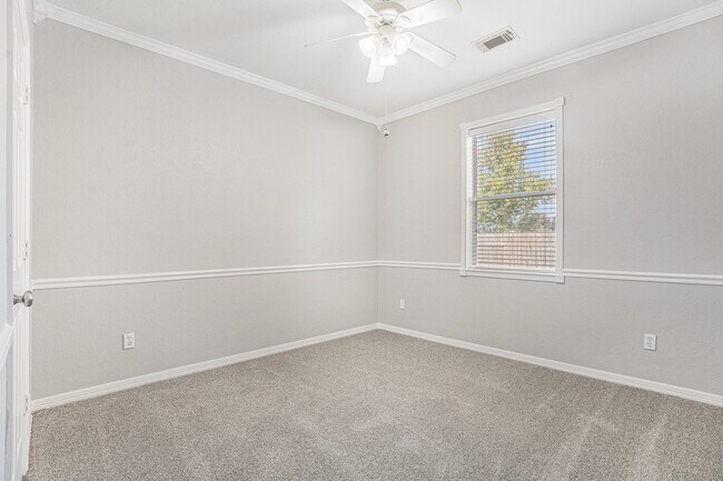 Building Photo - 405 Abbey Ln