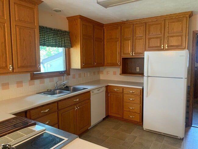 Building Photo - 3 bedroom, 1.5 Bath Home located near Skyv...