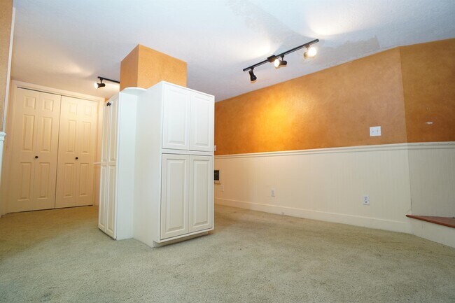 Building Photo - 2721 W Cassia St