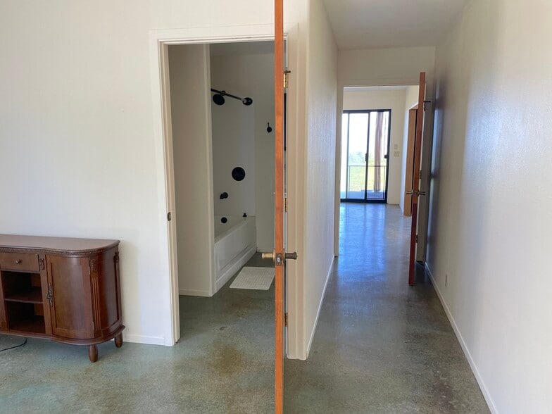 hall to kitchen and bedroom - 71-1621 Puu Lani Pl