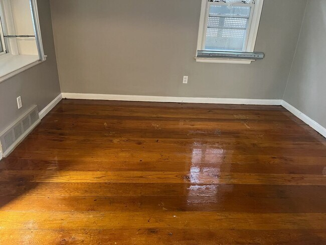 Building Photo - Lovely updated 3 bedroom house