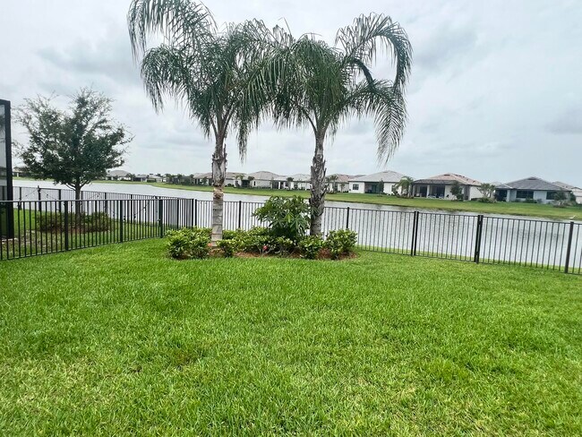 Building Photo - 655 S E Boboli Way