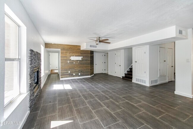 Building Photo - 908 Los Pinos Way