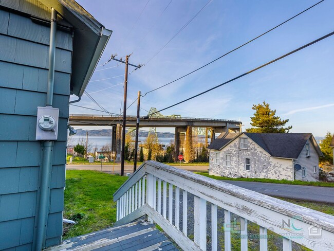 Building Photo - $500 OFF Special - Beautiful 4 Bed/1 Bath Home in Astoria