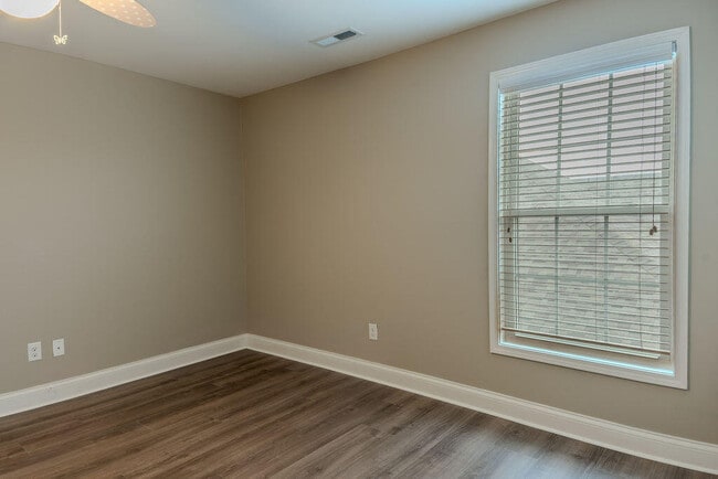 Building Photo - 884 Sugarbush Trail