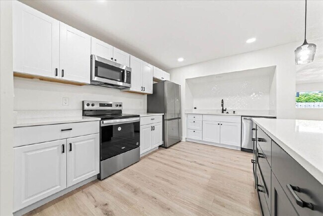 Building Photo - Stunning Newly Rehabbed Single-Family Home — Modern Design • Near Beach, Shopping & Dining!