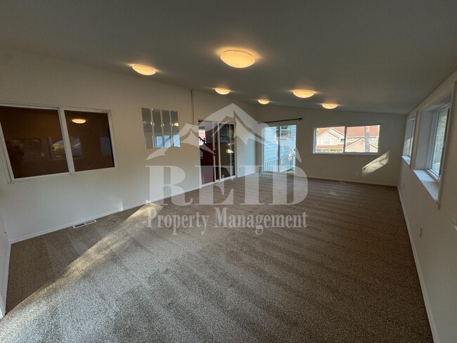 Building Photo - 979 NW Calypso Cir