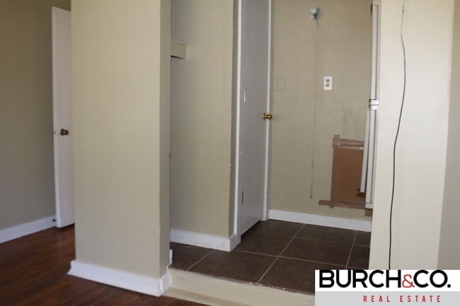 Building Photo - 2 Bedroom/ 1Bath Available