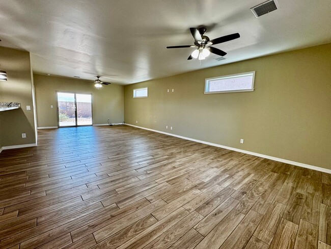 Building Photo - Very Clean Newer Mohave Valley Home